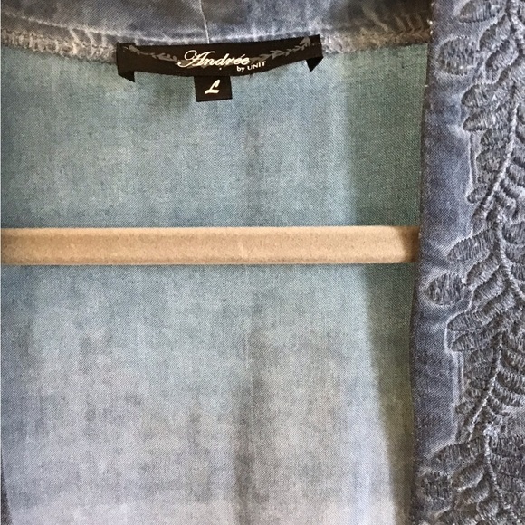 Blue chambray open cardigan. Size L. 100% rayon. Very nice condition. - Picture 4 of 4